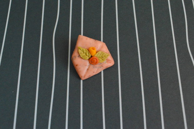 Martisor fimo plic cu flori. Martisor handmade