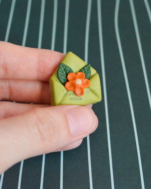 Martisor fimo plic cu flori. Martisor handmade