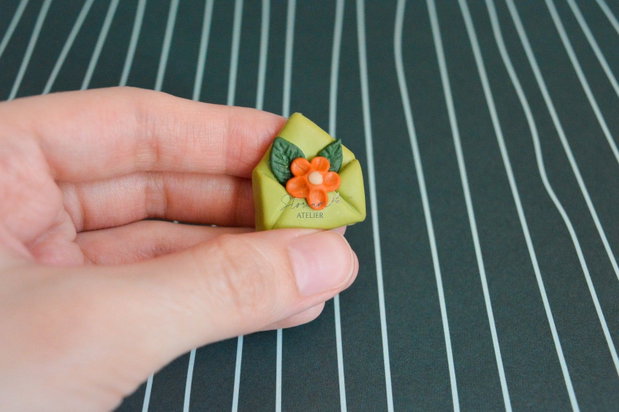Martisor fimo plic cu flori. Martisor handmade