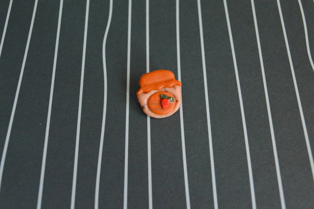 Martisor fimo borcan. Martisor handmade. Martisor brosa borcan