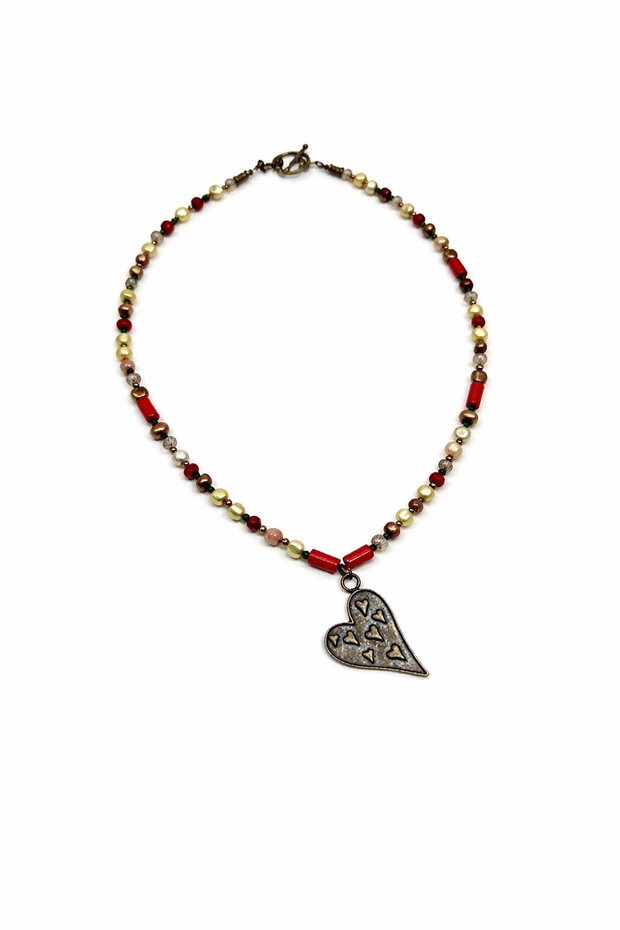 Colier cu perle de cultura, coral rosu si inima bronz