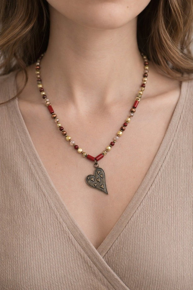 Colier cu perle de cultura, coral rosu si inima bronz