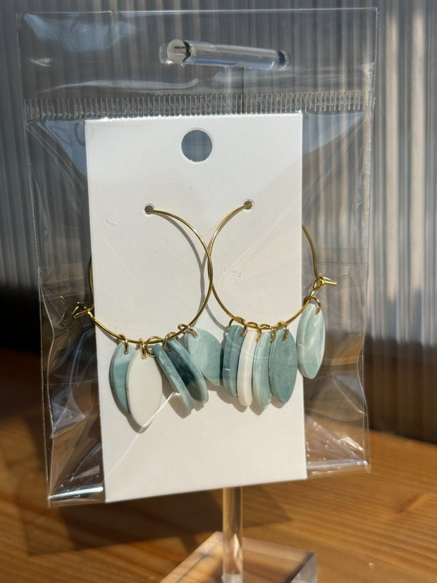 Cercei handmade tip hoop cu discuri turcoaz