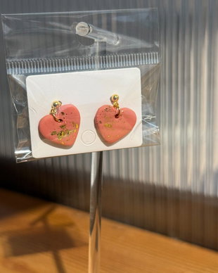 Cercei handmade inimioare roz cu foiță aurie