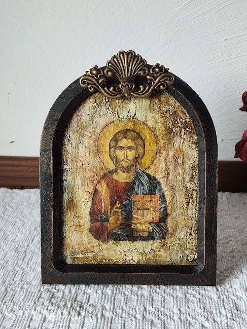 Icoană de masă în ramă de lemn-O clipă de lumină dintrun vechi atelier