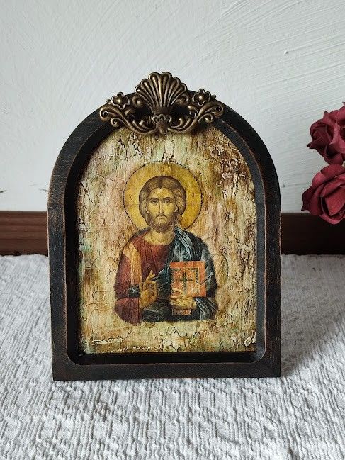 Icoană de masă în ramă de lemn-O clipă de lumină dintrun vechi atelier