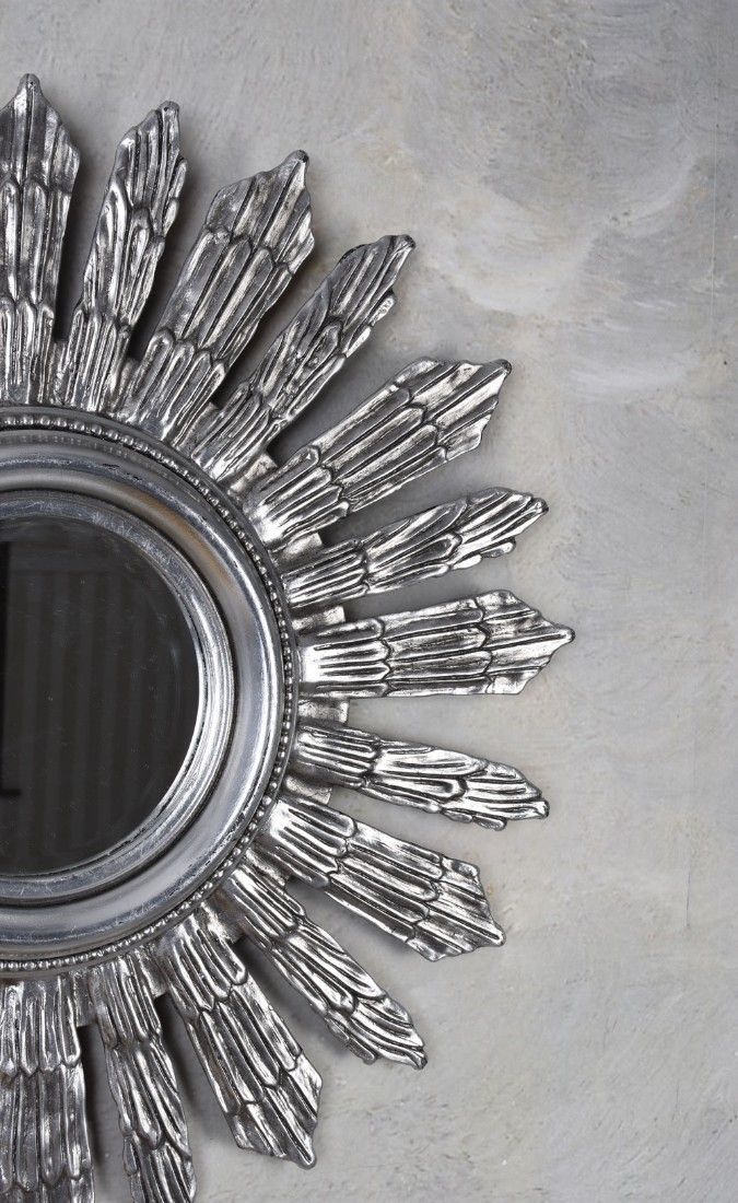 Oglinda soare cu o rama argintie