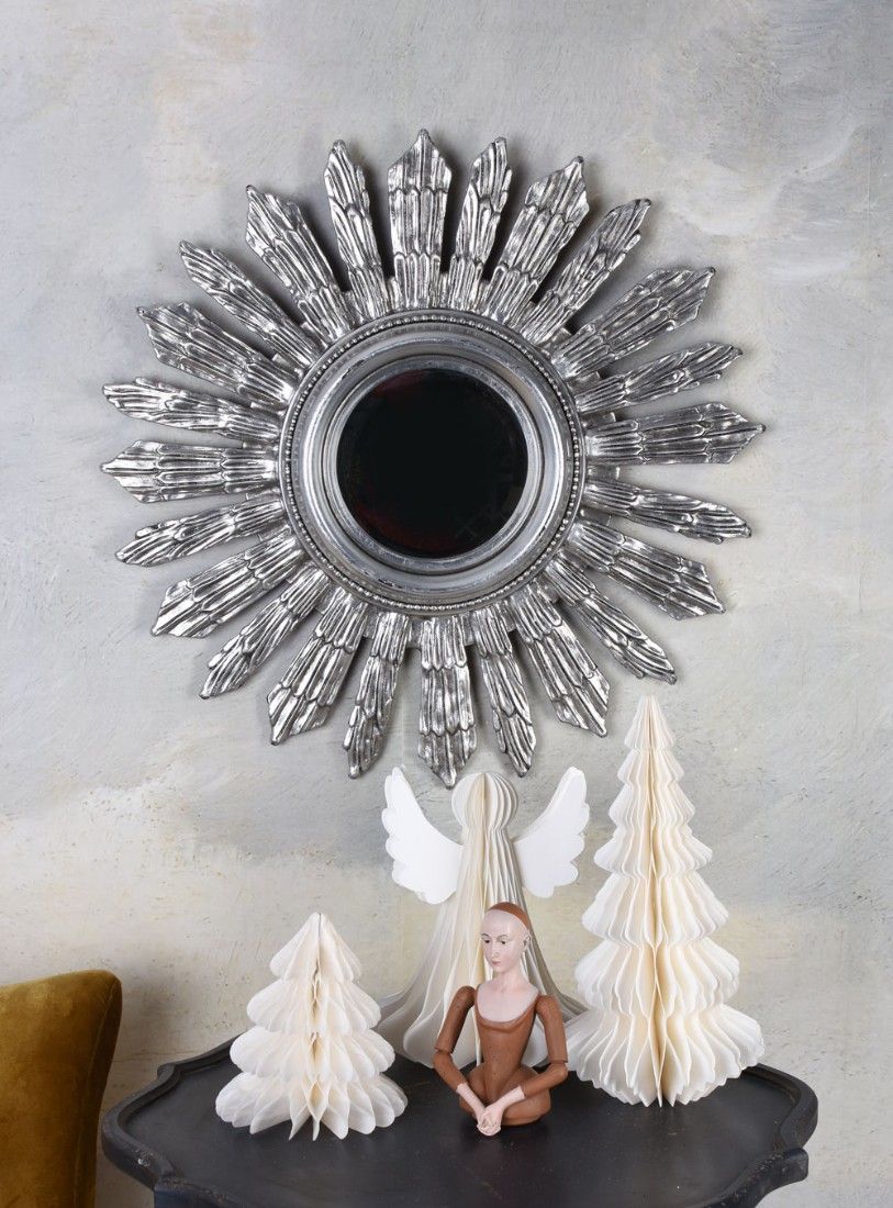 Oglinda soare cu o rama argintie