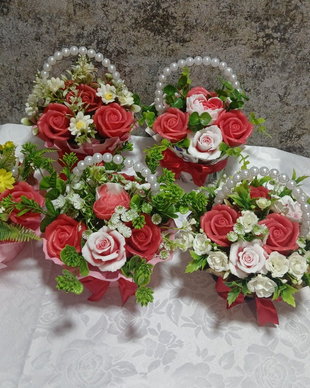Aranjamente în Coșulețe cu Mâner de Perle Titlu: Coșuleț Elegant cu Perle și Flori de Săpun - Cadoul Perfect