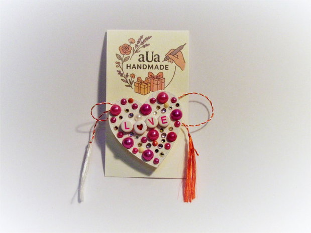 Mărțișor brosa din lemn - Inima cu mesaj LOVE, perlute si detalii sclipitoare