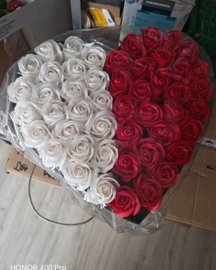 Aranjament floral mare din trandafiri de săpun, în țiplă