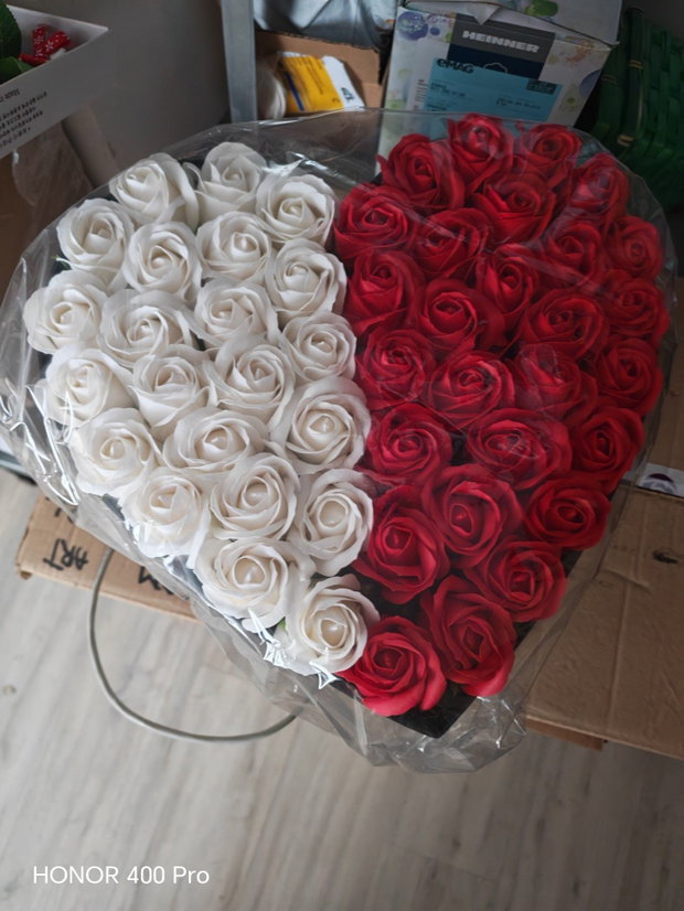 Aranjament floral mare din trandafiri de săpun, în țiplă