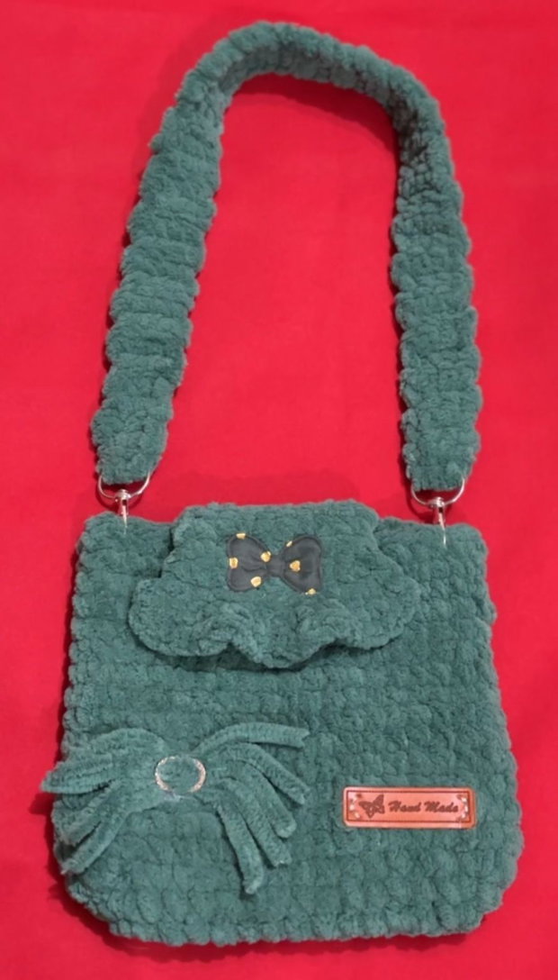 Geantă handmade croșetată pentru fetițe, realizată manual din fir premium moale. Ușoară, practică și ideală pentru utilizare zilnică sau ocazii speciale. ElaD by Elenas Craft Handmade în România