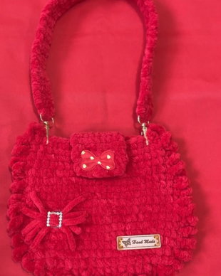 Geantă handmade croșetată realizată manual din fir premium, moale și rezistent. Design elegant și practic, potrivit pentru utilizare zilnică sau ocazii speciale.  Produs unicat  ElaD by Elenas Craft Handmade în România