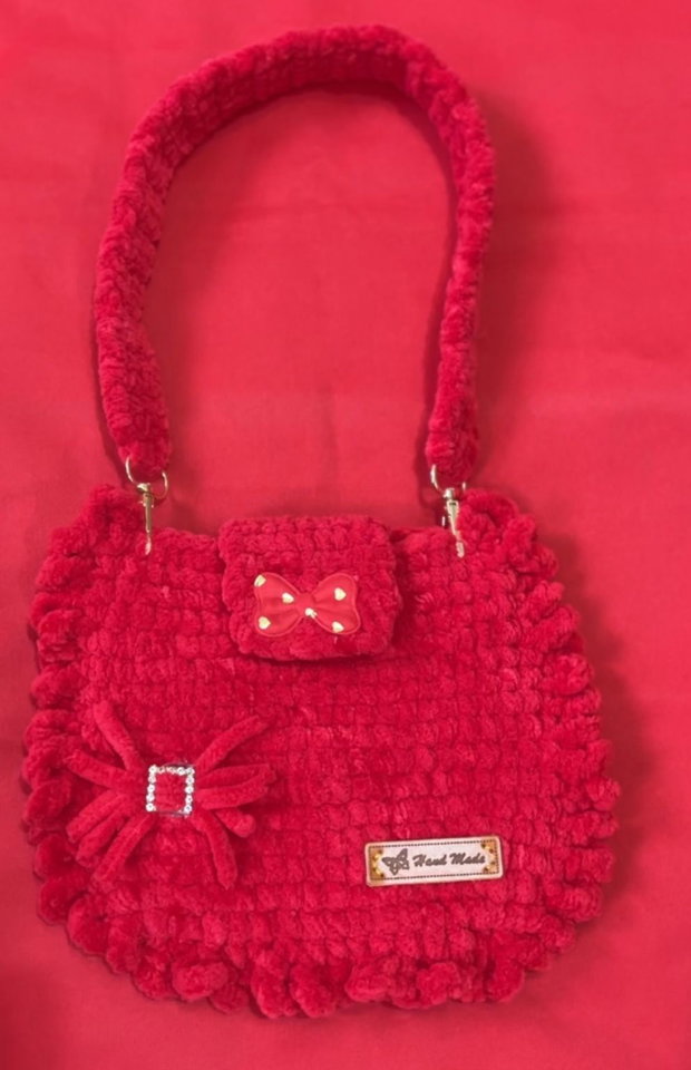 Geantă handmade croșetată realizată manual din fir premium, moale și rezistent. Design elegant și practic, potrivit pentru utilizare zilnică sau ocazii speciale.  Produs unicat  ElaD by Elenas Craft Handmade în România