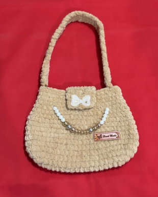 Geantă handmade croșetată realizată manual din fir premium, moale și rezistent. Design elegant și practic, potrivit pentru utilizare zilnică sau ocazii speciale.  Produs unicat  ElaD by Elenas Craft Handmade în România
