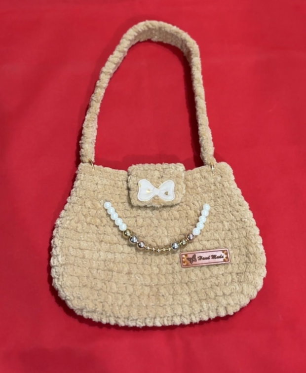 Geantă handmade croșetată realizată manual din fir premium, moale și rezistent. Design elegant și practic, potrivit pentru utilizare zilnică sau ocazii speciale.  Produs unicat  ElaD by Elenas Craft Handmade în România