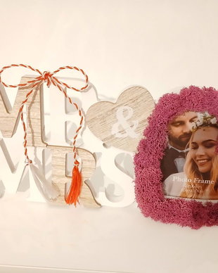Ramă foto din lemn cu licheni stabilizați fucsia, decor handmade, cadou personalizat