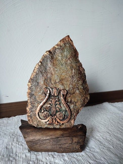 Decorațiune unicat din granit cu suport din lemn