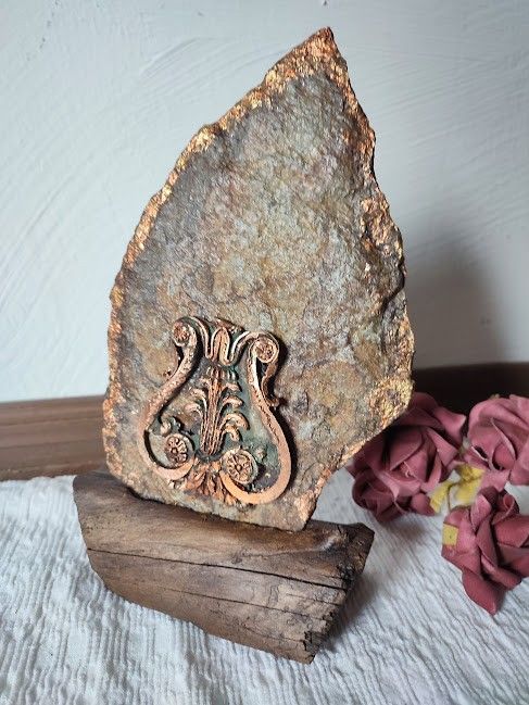 Decorațiune unicat din granit cu suport din lemn
