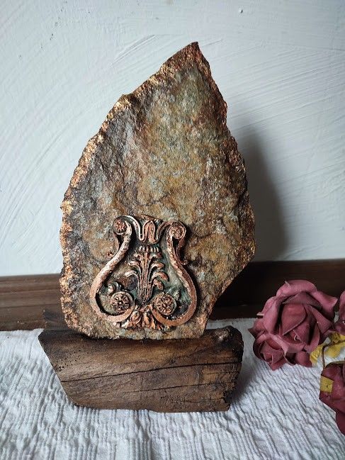 Decorațiune unicat din granit cu suport din lemn