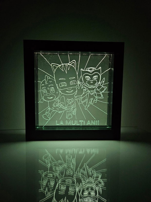 Lampă LED cu geam din STICLA - Cadou - La Mulți Ani - EROII IN PIJAMALE - Gravata Manual