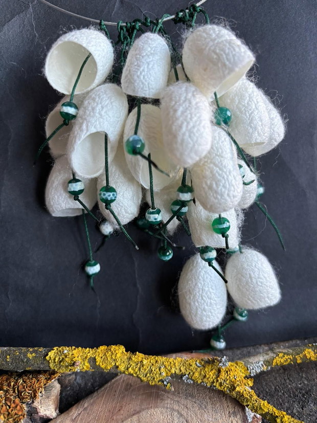Colier la baza gatului, din coconi de matase si agate