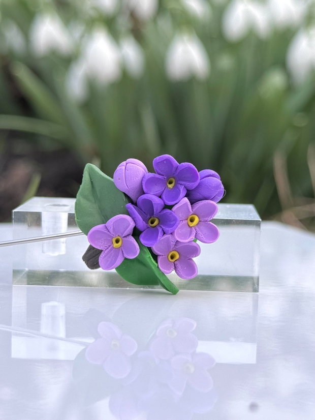 Brosa flori de liliac