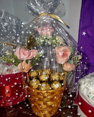 Coș cu Ferrero Rocher si trandafiri