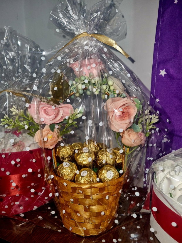 Coș cu Ferrero Rocher si trandafiri