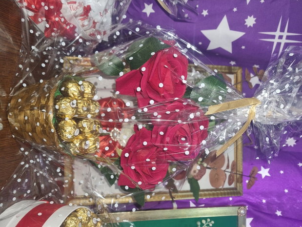 Coș cu bomboane si Trandafiri