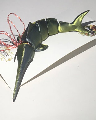 Martisor/Broșă Spiritul Adâncurilor  Rechin Spadă cu Reflexii Auriu-Verzui (model articulat)