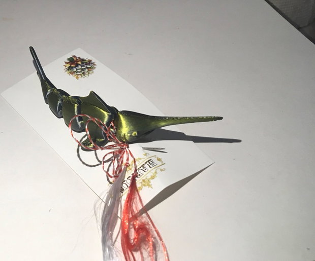 Martisor/Broșă Spiritul Adâncurilor  Rechin Spadă cu Reflexii Auriu-Verzui (model articulat)