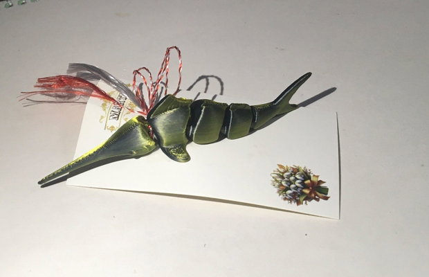 Martisor/Broșă Spiritul Adâncurilor  Rechin Spadă cu Reflexii Auriu-Verzui (model articulat)