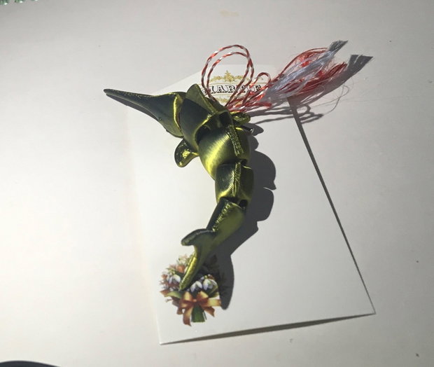 Martisor/Broșă Spiritul Adâncurilor  Rechin Spadă cu Reflexii Auriu-Verzui (model articulat)