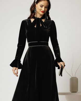 Rochie DY Fashion neagra din catifea cu perlute la decolteu si cordon detasabil