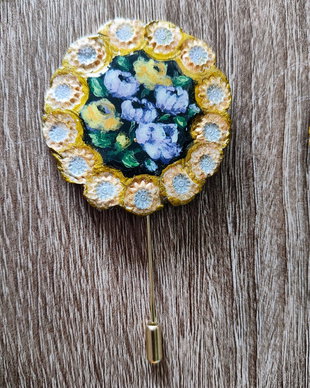 Brosa pin din lut pictata