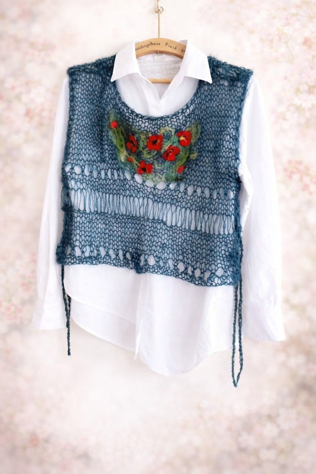 Vesta dama cu maci impasliti . Handmade .unicat