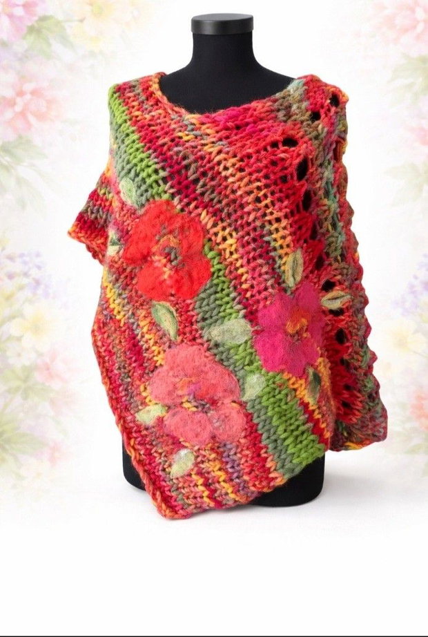Poncho cu flori de lana merinos