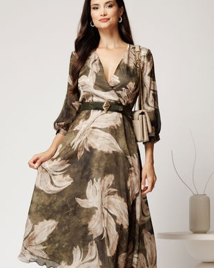 Rochie midi kaki din voal in clos cu imprimeu bej si curea in talie