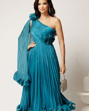 Rochie midi turcoaz din voal satinat cu volanase la baza si flori in talie si pe umar