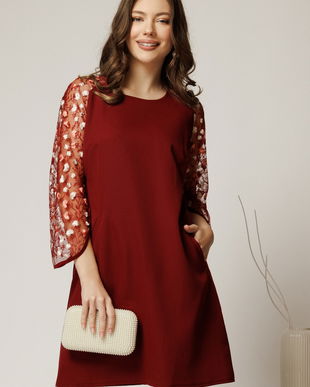 Rochie Andrea scurta bordo din stofa cu croi cambrat si maneci din dantela