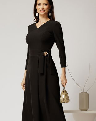 Rochie eleganta din stofa fina neagra cu decolteu în V si talie accentuata cu accesoriu