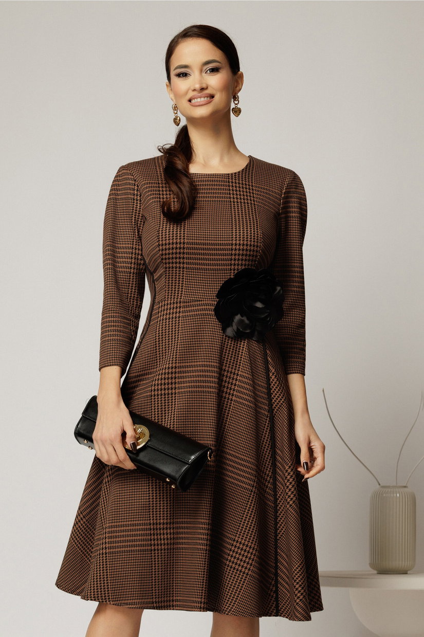 Rochie midi din stofa carou maro si finisaje negre