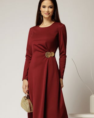 Rochie midi bordo clos cu accesoriu auriu in talie si pliuri