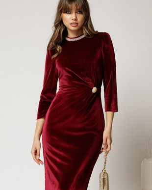 Rochie DY Fashion bordo din catifea cu perle la guler si brosa eleganta