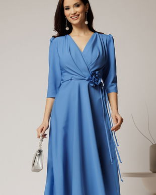 Rochie midi albastra din stofa in clos cu floare in talie