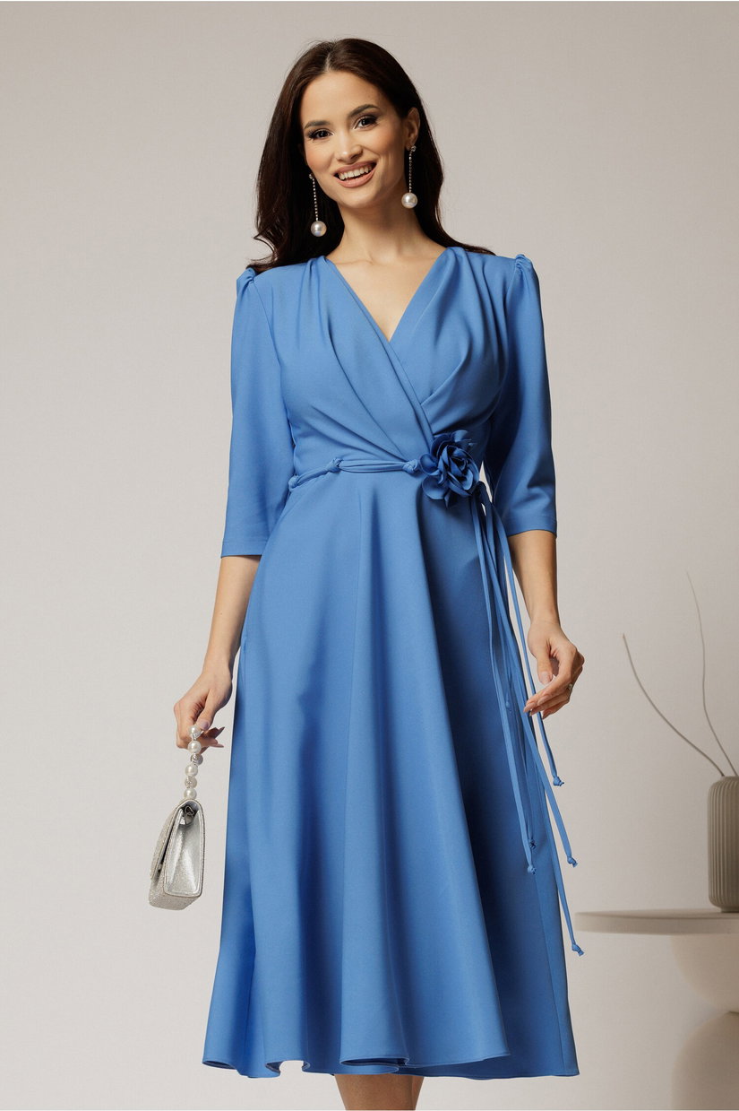Rochie midi albastra din stofa in clos cu floare in talie