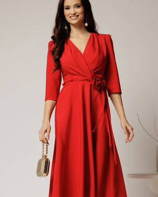 Rochie midi rosie din stofa in clos cu floare in talie
