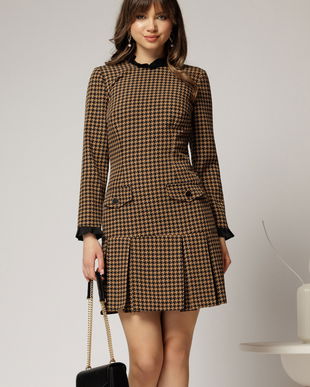 Rochie scurta maro cu imprimeuri negre si pliuri pe fusta